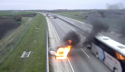 Kigyulladt egy kocsi az aut&oacute;p&aacute;ly&aacute;n, tucatnyian hajtottak el mellette seg&iacute;ts&eacute;g n&eacute;lk&uuml;l - VIDE&Oacute;