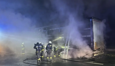 Nyerges vontat&oacute; p&oacute;tkocsija &eacute;gett az M5-&ouml;s aut&oacute;p&aacute;ly&aacute;n