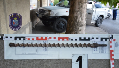 Kocsival &uuml;ld&ouml;zte, majd f&uacute;r&oacute;sz&aacute;rral esett neki alb&eacute;rlőj&eacute;nek a kecskem&eacute;ti f&eacute;rfi