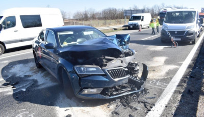 K&eacute;t szem&eacute;lyg&eacute;pkocsi &uuml;tk&ouml;z&ouml;tt &ouml;ssze az M5-&ouml;s aut&oacute;p&aacute;ly&aacute;n