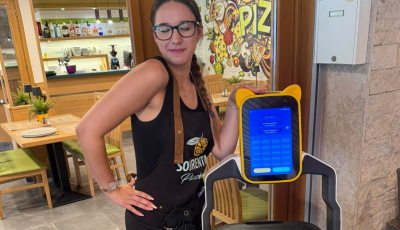 Bemutatjuk Orsit, a Balaton első robot-felszolg&aacute;l&oacute;j&aacute;t