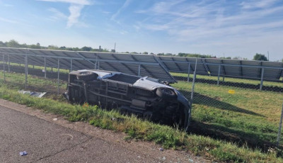 &Aacute;rokba borult egy kisbusz Fajsz k&ouml;zel&eacute;ben