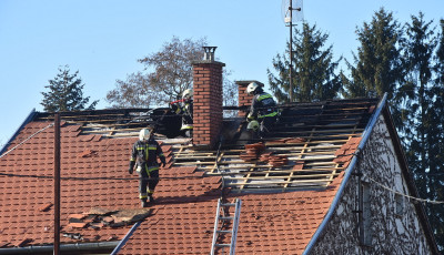 Csal&aacute;di h&aacute;z tetőszerkezete &eacute;gett B&aacute;csalm&aacute;son