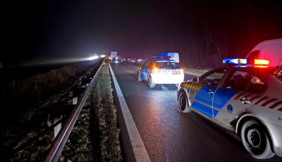 &Aacute;rokba hajtott egy szem&eacute;lyg&eacute;pkocsi az M5-&ouml;s aut&oacute;p&aacute;ly&aacute;n