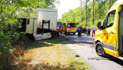 Kamion &eacute;s szem&eacute;lyaut&oacute; &uuml;tk&ouml;z&ouml;tt &ouml;ssze Bugac k&uuml;lter&uuml;let&eacute;n