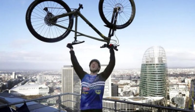 Vil&aacute;grekord - Bring&aacute;val "m&aacute;szta" meg az Eiffel-tornyot egy francia sportol&oacute;