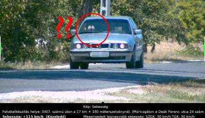 50 helyett 115-el z&uacute;gott a BMW, az utas l&aacute;ba k&ouml;zben a műszerfalon pihent