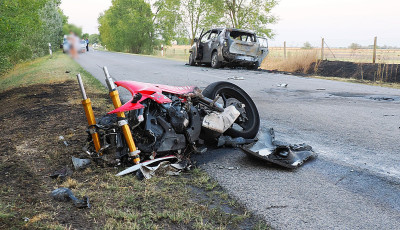 K&eacute;t motor &eacute;s egy aut&oacute; &uuml;tk&ouml;z&ouml;tt &ouml;ssze Kiskunf&eacute;legyh&aacute;za hat&aacute;r&aacute;ban