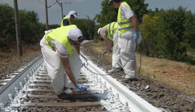 Feh&eacute;rre m&aacute;zolt s&iacute;neket kezdett el bevetni a M&Aacute;V a hős&eacute;g ellen