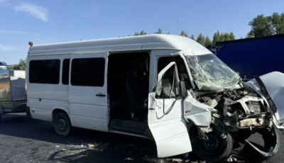 Kisbusz &eacute;s kamion &uuml;tk&ouml;z&ouml;tt az M5-&ouml;s ajt&oacute;p&aacute;ly&aacute;n