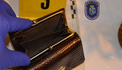 Kapucnis t&aacute;mad&oacute; t&ouml;rt r&aacute; egy idős kecskem&eacute;ti n&eacute;nire saj&aacute;t h&aacute;z&aacute;ban