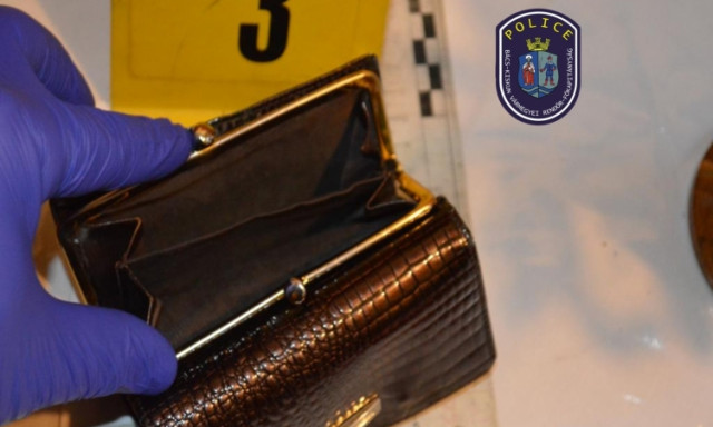 Kapucnis t&aacute;mad&oacute; t&ouml;rt r&aacute; egy idős kecskem&eacute;ti n&eacute;nire saj&aacute;t h&aacute;z&aacute;ban