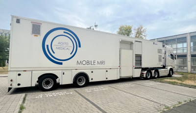 Vil&aacute;gsz&iacute;nvonal&uacute; MOBIL MR &eacute;rkezett a kecskem&eacute;ti k&oacute;rh&aacute;zba