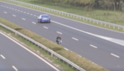 Aut&oacute;p&aacute;lya? J&oacute; lesz az bringa&uacute;tnak is - Ker&eacute;kp&aacute;rral szemben a forgalommal tekert egy f&eacute;rfi az M30-ason