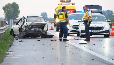 H&aacute;rom szem&eacute;lyg&eacute;pkocsi &uuml;tk&ouml;z&ouml;tt Lajosmizs&eacute;n&eacute;l az M5-&ouml;s aut&oacute;p&aacute;ly&aacute;n