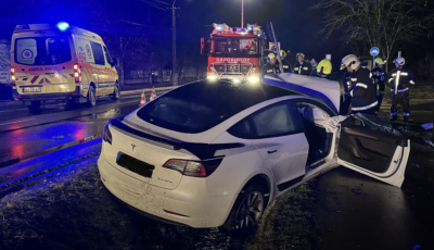 Let&eacute;rt az &uacute;tr&oacute;l &eacute;s &aacute;rokba hajtott egy szem&eacute;lyaut&oacute; Soltvadkerten