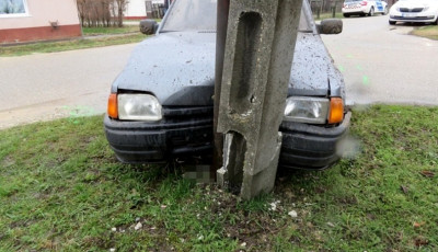 Betonoszlopnak &uuml;tk&ouml;z&ouml;tt egy szem&eacute;lyg&eacute;pkocsi Kecelen