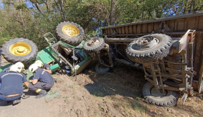 &Ouml;ssze&uuml;tk&ouml;z&ouml;tt egy szem&eacute;lyaut&oacute; &eacute;s egy traktor h&eacute;tfő d&eacute;lut&aacute;n az 54-es fő&uacute;ton