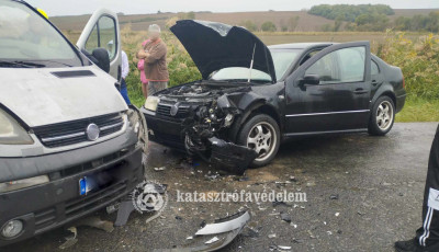 Egym&aacute;snak &uuml;tk&ouml;z&ouml;tt egy szem&eacute;lyg&eacute;pkocsi &eacute;s egy kisbusz Jakabsz&aacute;ll&aacute;s k&ouml;zel&eacute;ben