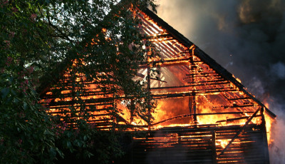 Lakatlan h&aacute;z &eacute;gett J&aacute;noshalm&aacute;n