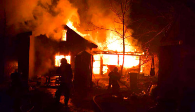 Csal&aacute;di h&aacute;z &eacute;gett Borot&aacute;n