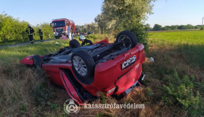 &Aacute;rokba borult egy szem&eacute;lyaut&oacute; Tompa t&eacute;rs&eacute;g&eacute;ben