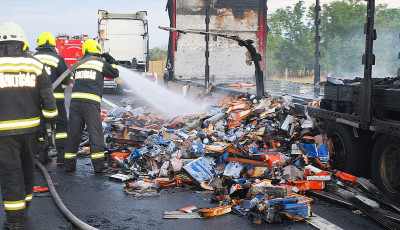 Kamion p&oacute;tkocsija &eacute;gett az M5-&ouml;s aut&oacute;p&aacute;ly&aacute;n