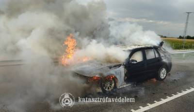 Kigyulladt egy szem&eacute;lyg&eacute;pkocsi Kecskem&eacute;ten