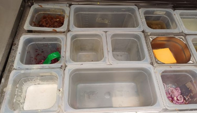 Strandb&uuml;f&eacute;ket ellenőrz&ouml;tt a fogyaszt&oacute;v&eacute;delem - 900 kil&oacute; &eacute;lelmiszer v&eacute;gezte a kuk&aacute;ban, 11 helyet bez&aacute;rtak