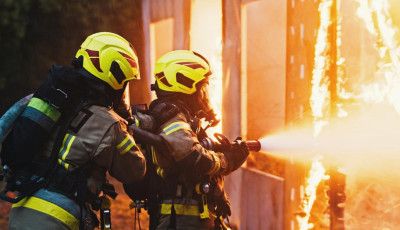 M&eacute;h&eacute;szeti szakfelszerel&eacute;sek &eacute;gtek egy mell&eacute;k&eacute;p&uuml;letben Gar&aacute;n