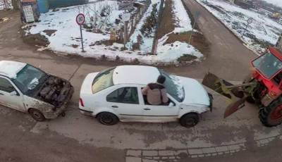 Jogos&iacute;tv&aacute;ny n&eacute;lk&uuml;li traktoros h&uacute;zta a &bdquo;horrorkarav&aacute;nt&rdquo; a k&ouml;z&uacute;ton &ndash; VIDE&Oacute;