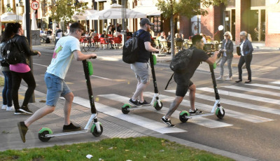 &Uacute;j t&aacute;bla j&ouml;het a KRESZ-be az elektromos rollerek miatt
