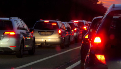 J&uacute;liust&oacute;l &uacute;j k&ouml;telező biztons&aacute;gi felszerel&eacute;s j&ouml;n az aut&oacute;kba