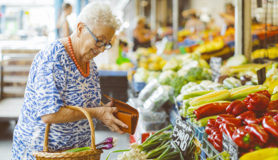 Itt a pontos lista: Ezekre a dolgokra k&ouml;lthetik a nyugd&iacute;jasok az &eacute;lelmiszer-utalv&aacute;nyt