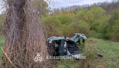 F&aacute;nak &uuml;tk&ouml;z&ouml;tt egy szem&eacute;lyaut&oacute; Kiskunmajsa &eacute;s Kistelek k&ouml;z&ouml;tt