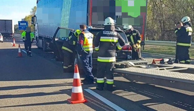 Egy teheraut&oacute; &eacute;s egy tr&eacute;lert vontat&oacute; szem&eacute;lyg&eacute;pkocsi &uuml;tk&ouml;z&ouml;tt az M5-&ouml;s aut&oacute;p&aacute;ly&aacute;n