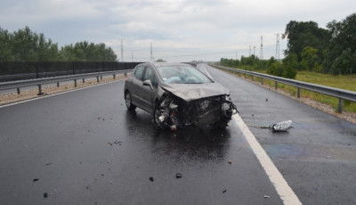 Szalagkorl&aacute;tnak &uuml;tk&ouml;z&ouml;tt egy szem&eacute;lyaut&oacute; az M5-&ouml;s aut&oacute;p&aacute;ly&aacute;n Kecskem&eacute;t k&ouml;zel&eacute;ben