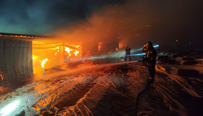 Szalmab&aacute;l&aacute;k &eacute;gnek egy csarnok jellegű &eacute;p&uuml;letben Lajosmizse &eacute;s &Ouml;rk&eacute;ny k&ouml;z&ouml;tt