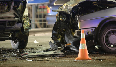 Egy kisbusz &eacute;s egy szem&eacute;lyaut&oacute; &uuml;tk&ouml;z&ouml;tt &ouml;ssze Homokm&eacute;gyn&eacute;l