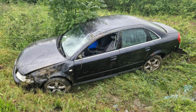 &Aacute;rokba hajtott egy szem&eacute;lyaut&oacute; Tiszak&eacute;cske k&ouml;zel&eacute;ben