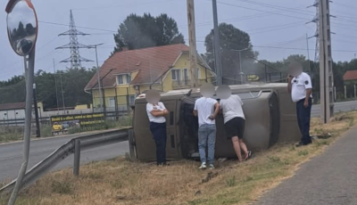 Oldal&aacute;ra borult egy szem&eacute;lyaut&oacute; Kecskem&eacute;t &eacute;s Het&eacute;nyegyh&aacute;za k&ouml;z&ouml;tt