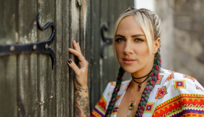 &Ouml;n&eacute;letrajzi k&ouml;nyvet &iacute;r T&oacute;th Gabi