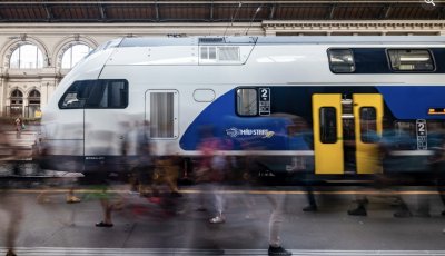 L&aacute;z&aacute;r: J&uacute;lius elej&eacute;n a vonatok 98%-a kevesebb, mint 20 perc k&eacute;s&eacute;ssel &eacute;rkezett