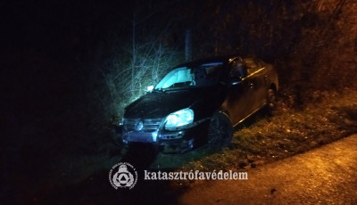 &Aacute;rokba hajtott egy szem&eacute;lyaut&oacute; az 55-&ouml;s fő&uacute;ton