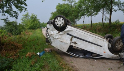 Tetej&eacute;re borult egy szem&eacute;lykocsi a Kiskőr&ouml;s &eacute;s P&aacute;hi k&ouml;z&ouml;tti &uacute;ton